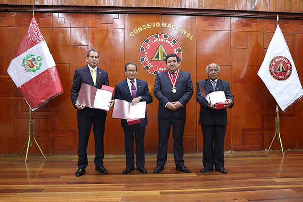 El Consejo Nacional brinda reconocimiento al Ing. Miguel Angel Ocampo Guerra por su labor como miembro del Tribunal Electoral Nacional.